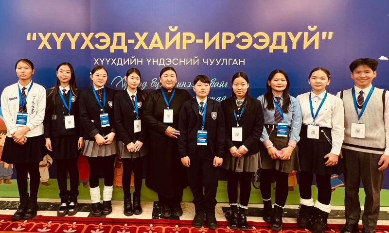 Хүүхдийн байгууллага үүсэж хөгжсөний 100 жилийн ойн хүрээнд “ХҮҮХЭД-ХАЙР-ИРЭЭДҮЙ” хүүхдийн үндэсний чуулганыг зохион байгуулж байна. &#55357&#56631Дундговь аймгаас Монголын үндэсний хүүхдийн чуулганд оролцож буй оролцогчдын төлөөллийг танилцуулж байна. 

1 Дундговь аймгийн хүүхдийн зөвлөлийн тэргүүн Дундговь аймгийн Сайнцагаан сумын Эрдмийндалай сургуулийн сурагч Амармэндийн Мишээл 

2 Дундговь аймгийн Сайнцагаан сумын Эрдмийндалай сургуулийн сурагч Соронзонболд Ганхүслэн

 3 Дундговь аймгийн Сайнцагаан сумын Мандал сургуулийн сурагч Ариунбатын Гарьд 

4 Дундговь аймгийн Өлзийт сумын Ерөнхий боловсролын сургуулийн сурагч Энх-Aмгалангийн Надмидсүрэн 

5 Дундговь аймгийн Гурвансайхан сумын Ерөнхий боловсролын сургуулийн сурагч Энхбатын Уранзаяа 

6 Дундговь аймгийн Цагаандэлгэр сумын Ерөнхий боловсролын сургуулийн сурагч Оюун-Амгалангийн Ренцэнханд 

7 Дундговь аймгийн Эрдэнэдалай сумын Ерөнхий боловсролын сургуулийн сурагч Мөнхбаярын БатЭрдэнэ 

8 Дундговь аймгийн Хулд сумын Ерөнхий Боловсролын сургуулийн сурагч Будын Түмэнбаяр 

9 Дундговь аймгийн Говь-Угтаал сумын Ерөнхий боловсролын сургуулийн сурагч Амартогтохын Хүслэнзаяа 

10 Дундговь аймгийн Адаацаг сумын Ерөнхий боловсролын сургуулийн сурагч Мөнхдэлгэрийн Амар-амгалан 

&#55357&#56631 Дундговь аймгийн Хүүхэд, гэр бүлийн хөгжил, хамгааллын газрын Хүүхдийн хөгжил, хамгааллын асуудал хариуцсан ахлах мэргэжилтэн Ганбаатарын Баярсайхан нар үндэсний хэмжээний чуулганд оролцож байна. 

&#55357&#56631 Хүүхдийн үндэсний чуулганд Монгол Улсын 21 аймаг, 330 сум, 9 дүүргийг төлөөлж, 13-17 насны 800 хүүхэд оролцож байгаагаас 88 хувь нь орон нутгаас, 12 хувь нь нийслэлээс оролцож байна. 

&#55357&#56631 Шинэ зуун жилд монгол хүүхдүүдийн хүсэл эрмэлзэл, үнэт зүйл, зорилгын талаарх санал, шийдлийг шийдвэр гаргах түвшинд хүргэж, цаашид батлагдах төрийн хууль, тогтоожид тусгуулах нь тус чуулганы зорилго юм. &#55358&#56599